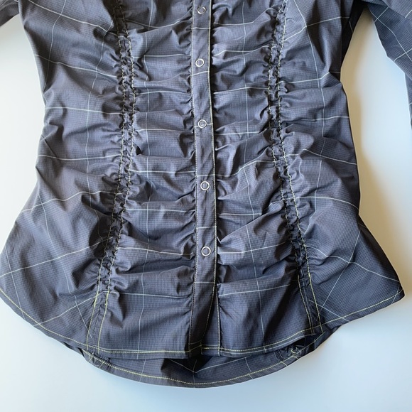 ATHLETA Tulum Ruched Plaid Snap Front Top. Size XS - Picture 5 of 11